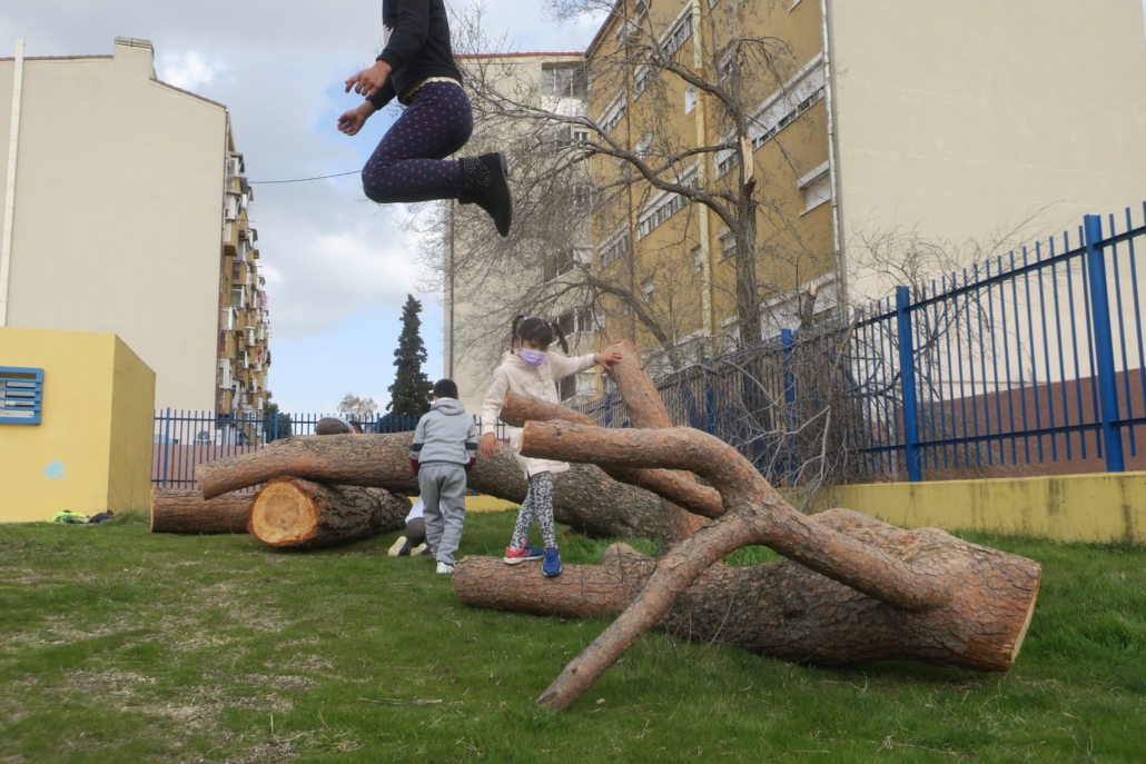 Niños saltando en troncos